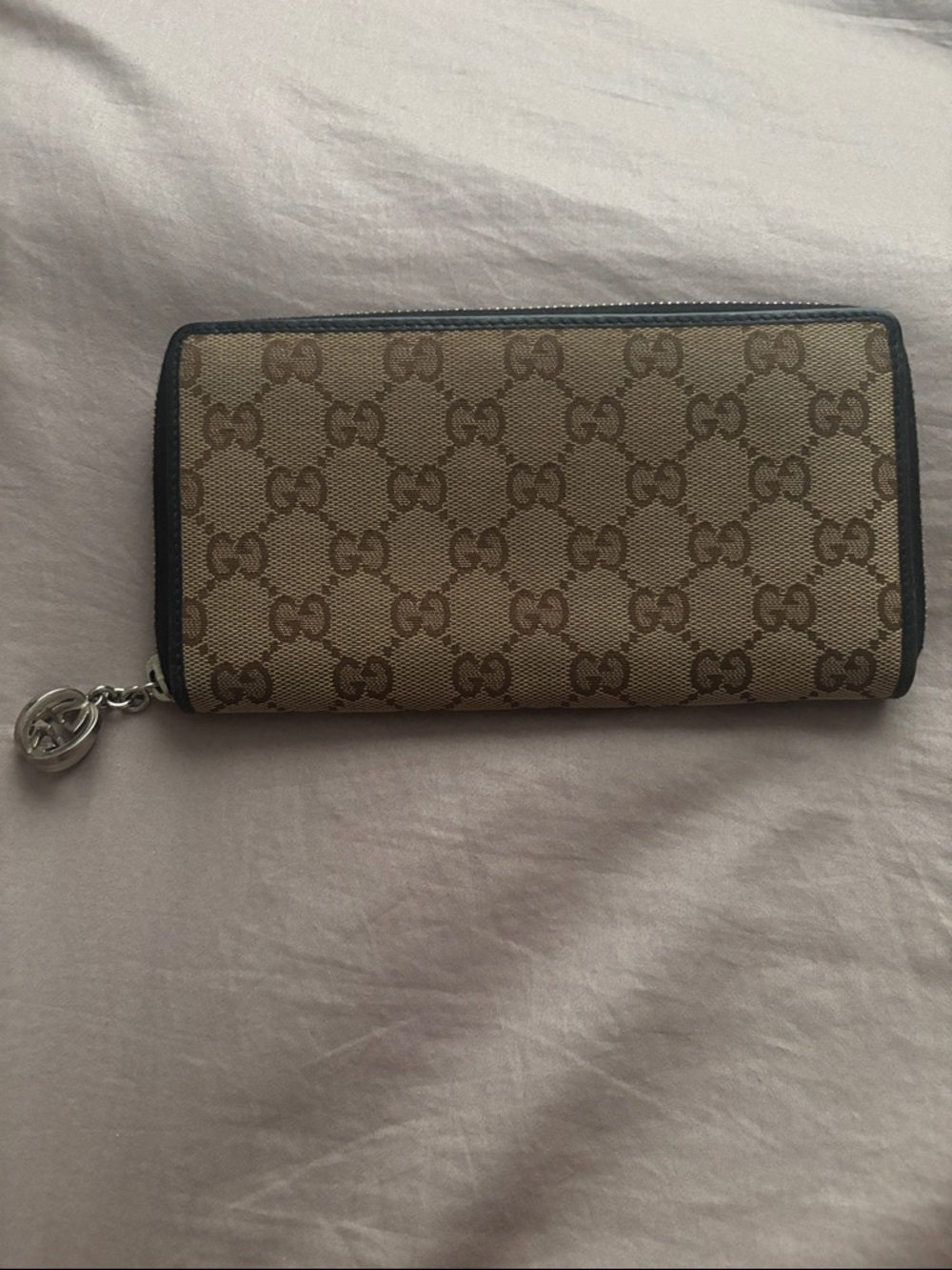 Gucci Supreme Continental wallet Zip Around in canvas and black leather interior